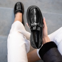 Oxfords μαύρα λουστρίνι με διακοσμητική αγκράφα με στρας